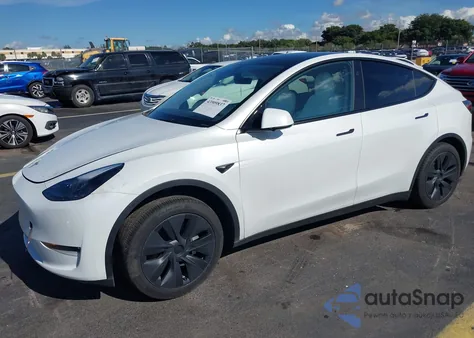 2025 Tesla Model Y Long Range Dual Motor All-Wheel Drive z USA, uszkodzony, nr VIN 7SAYGDEE5SA338332